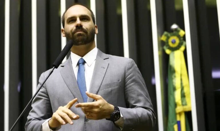 Família de Eduardo Bolsonaro recebe green card dos Estados Unidos