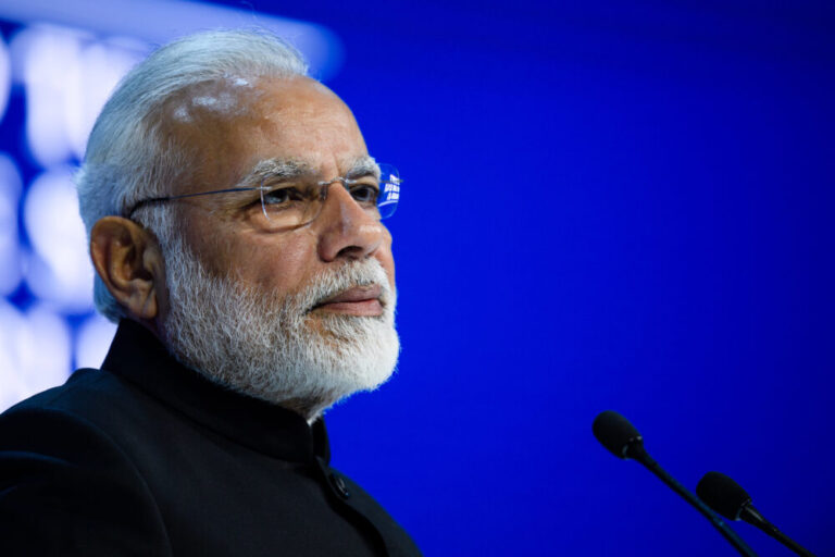 Jovens protestam na Índia e exigem renúncia de Modi após vazamento de provas