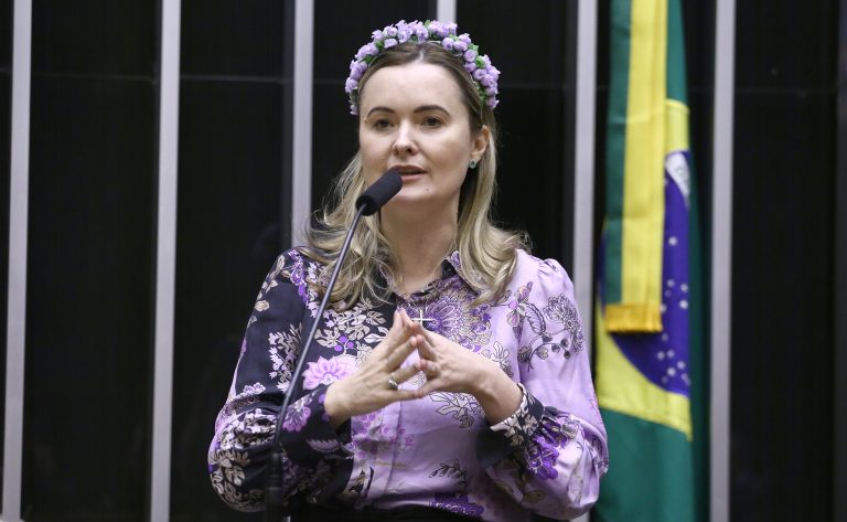 Deputada do PL começa coleta de assinaturas para impeachment de Lula
