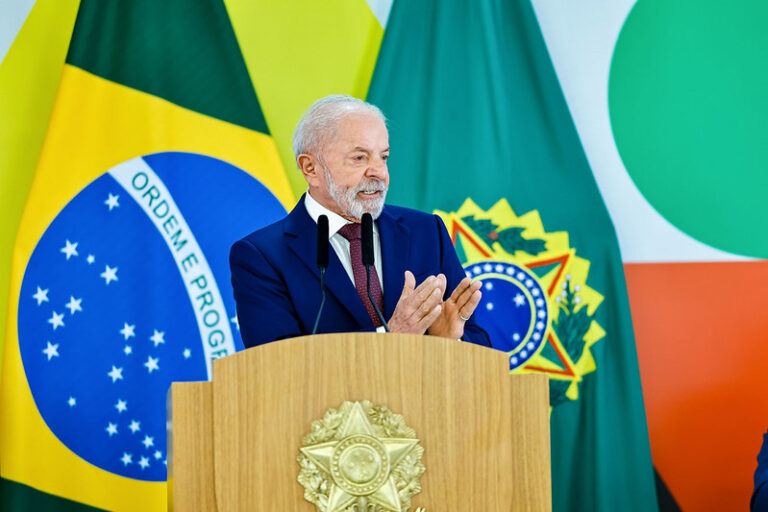 Lula avalia não participar dos debates do primeiro turno em 2026